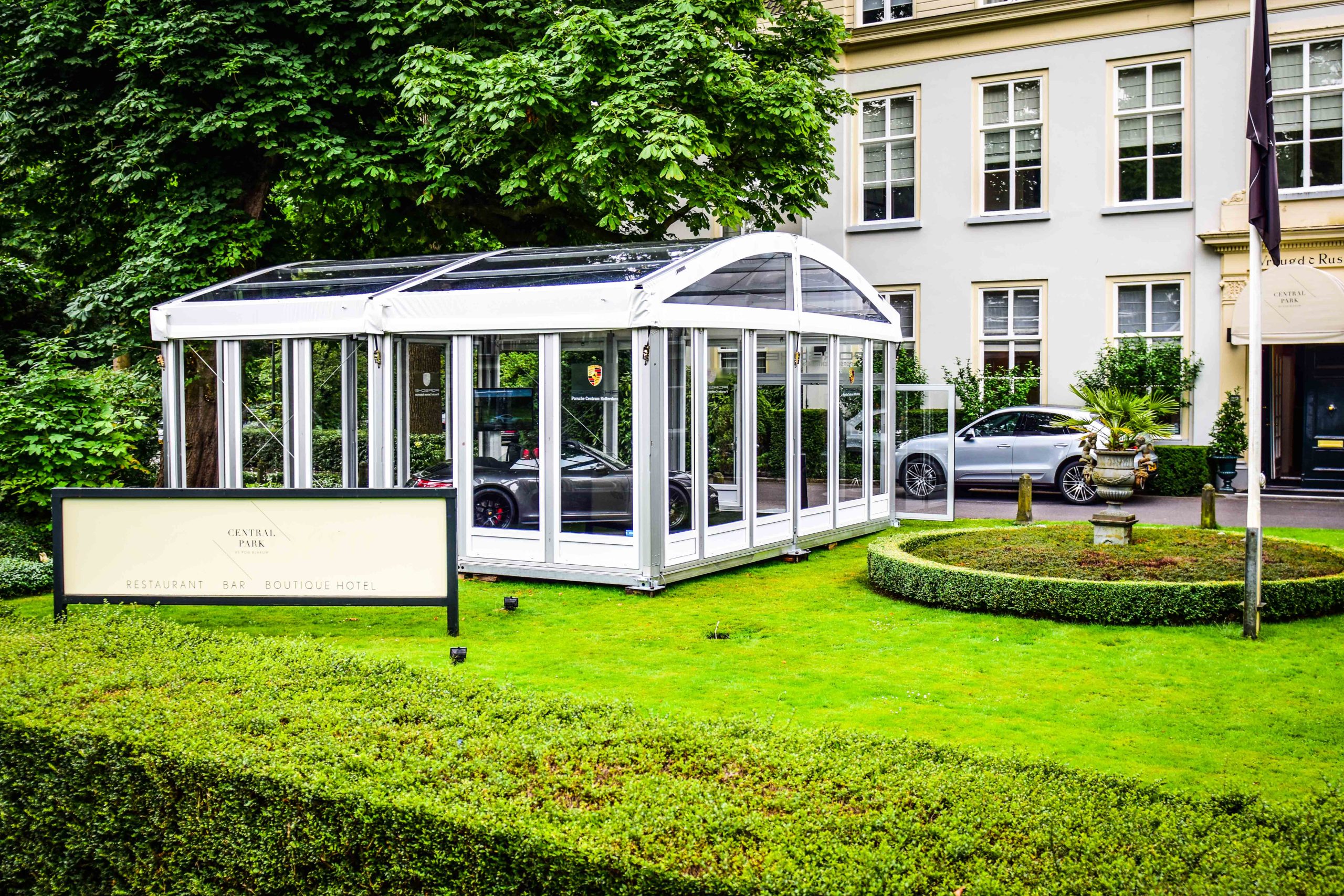 Showroom tent voor een Porsche.