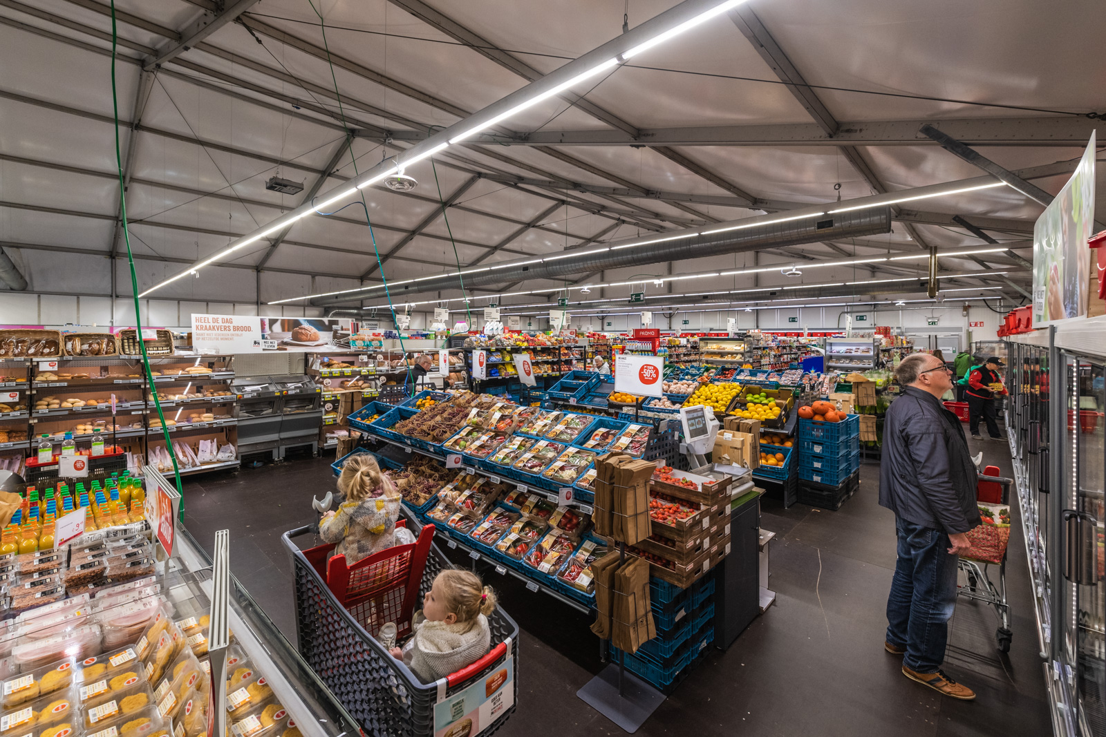 tijdelijke supermarkt in een tent, opgezet door Maessen Tentsupply